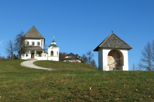 Kapelica in cerkev na Limbarski gori.