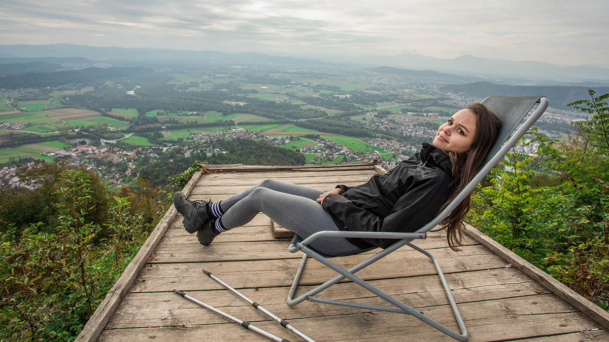 Dekle na ležalniku na razgledni ploščadi na vrhu Šmarne gore.