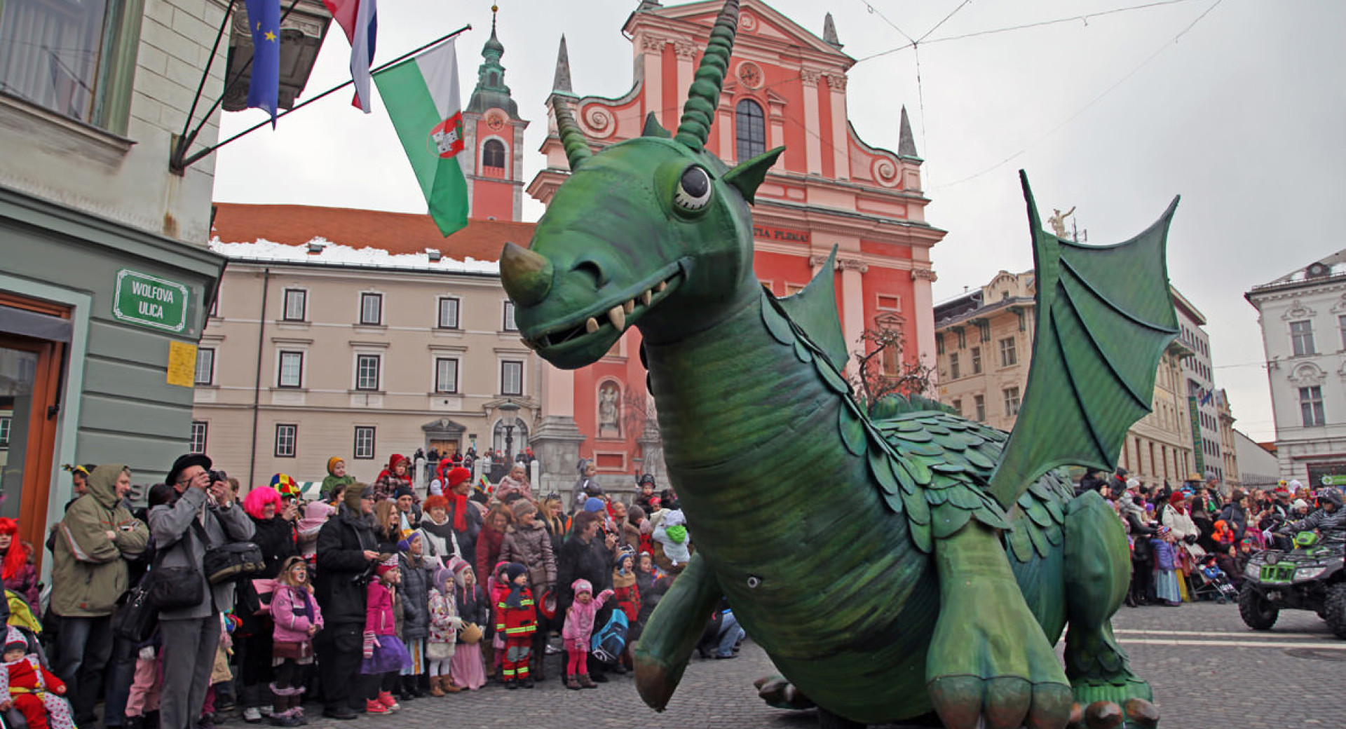 Povorka na Zmajevem karnevalu z motoriziranim velikim zmajem.