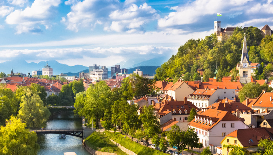 Panoramska slika Ljubljane. V ozadju Ljubljanski grad.