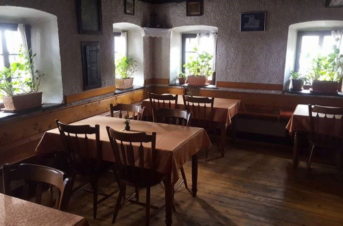 Lesene mize in stoli v restavraciji.