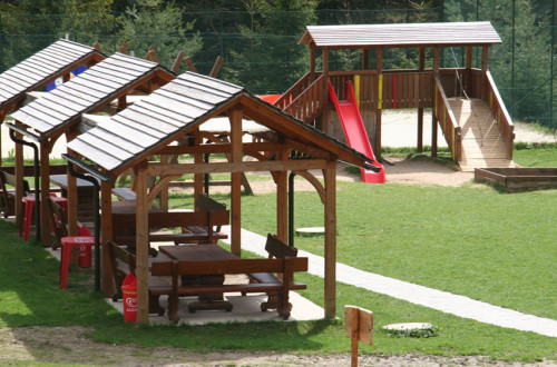 Lesene hišice na otroškem igrišču.