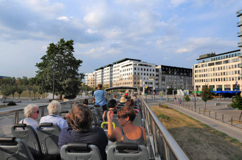 Skupina ljudi na turističnem avtobusu