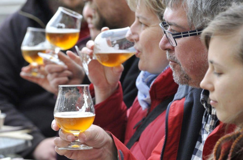 Skupina ljudi pije pivo.