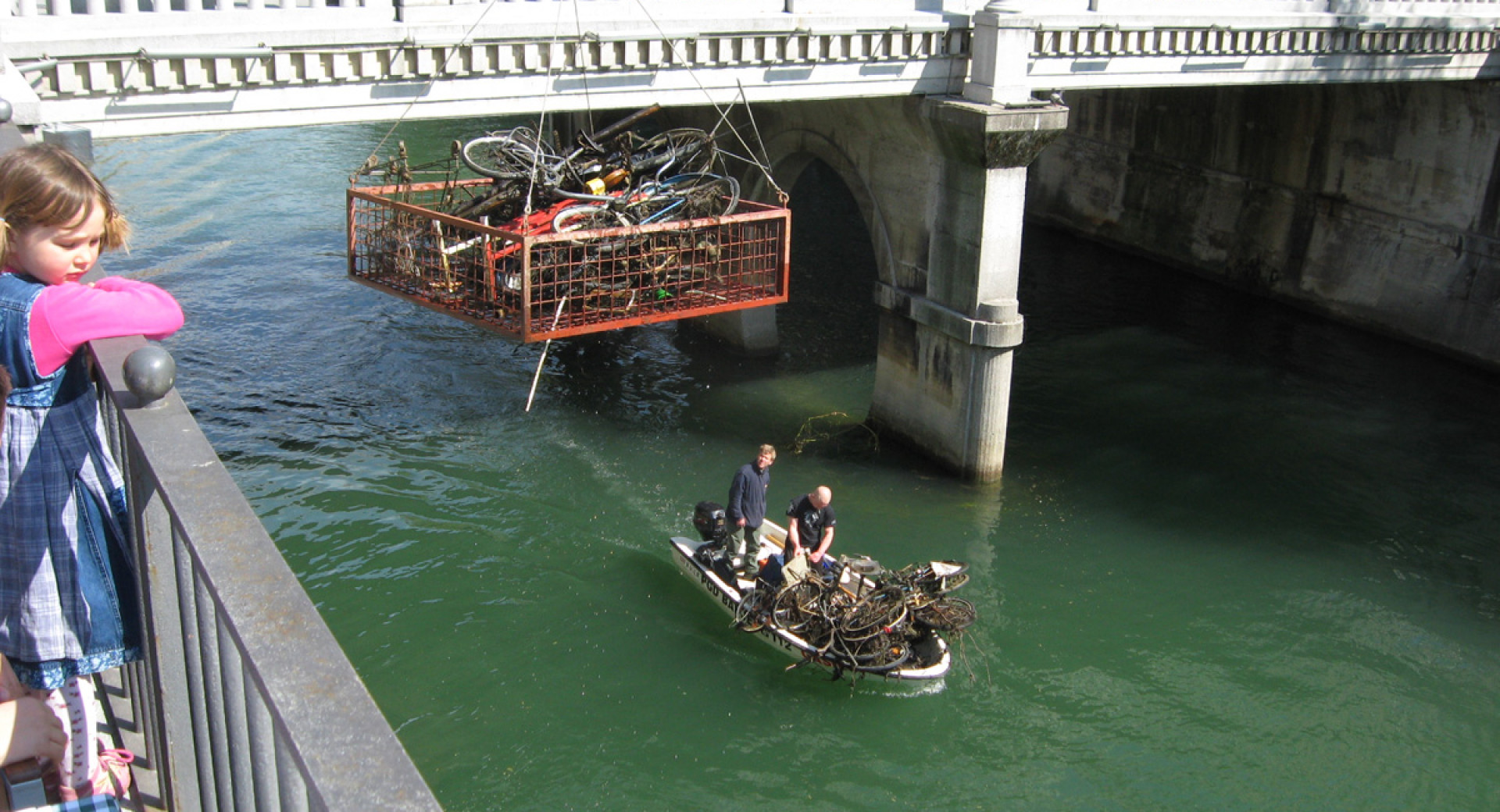 Čiščenje smeti iz Ljubljanice.