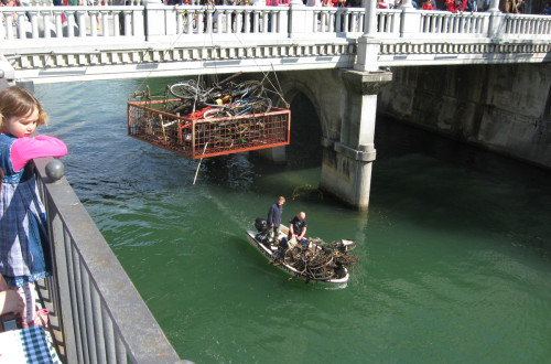 Čiščenje smeti iz Ljubljanice.