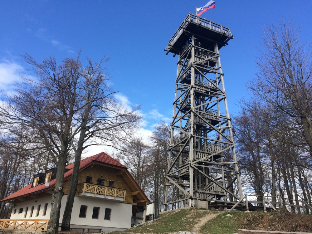 Koča ob razglednem stolpu.