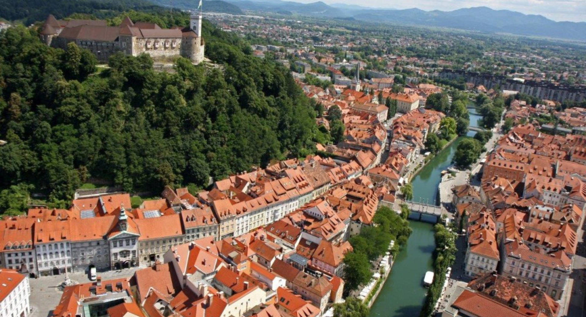 Panorama Ljubljane. Na sredini reka Ljubljanica.