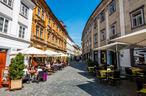 Zunanje terase z gosti v centru Ljubljane.