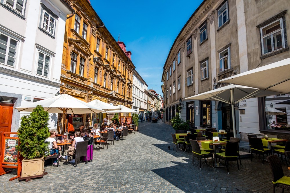 Zunanje terase z gosti v centru Ljubljane.