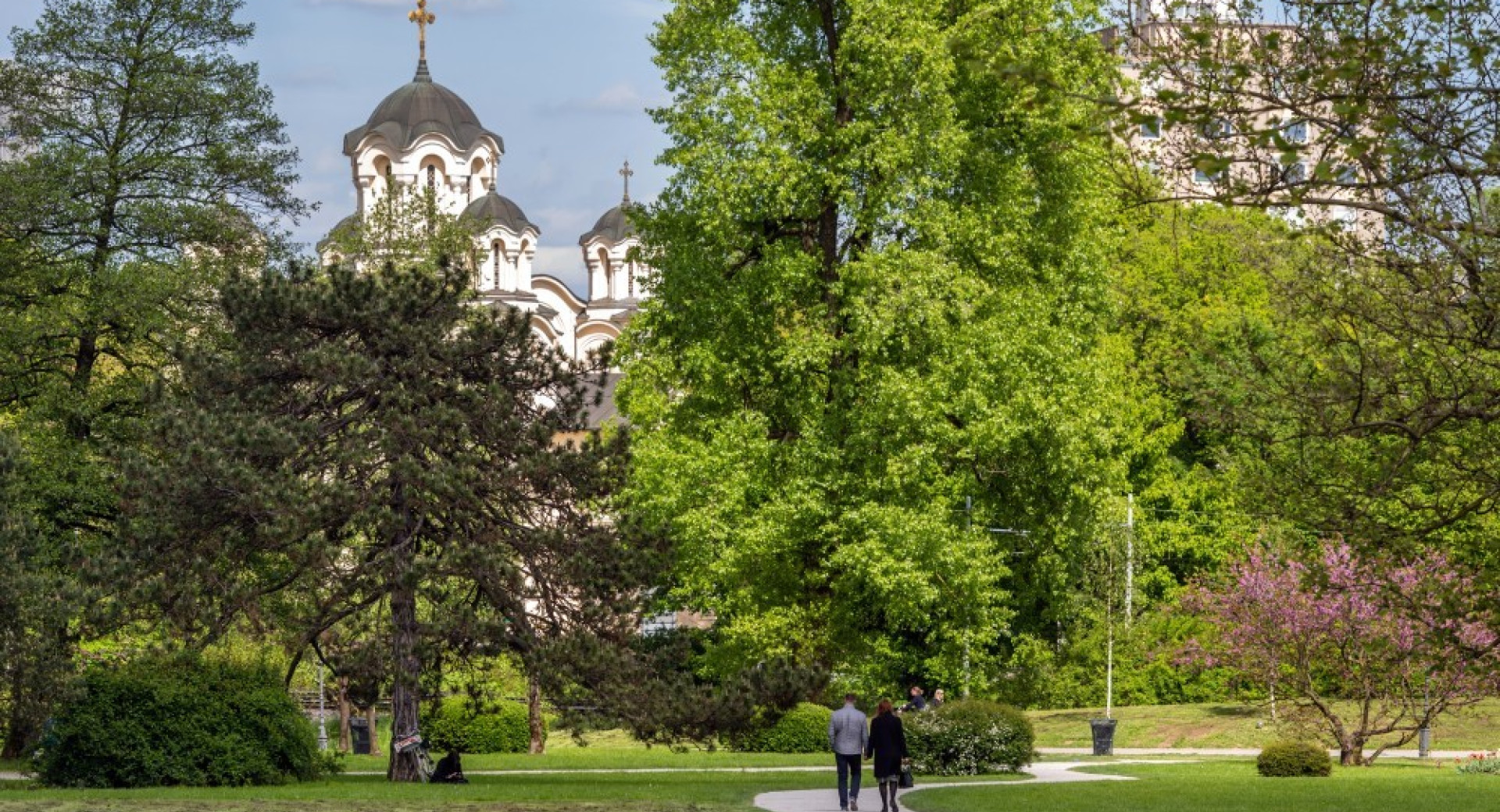 Park Tivoli in pravoslavna cerkev v ozadju.