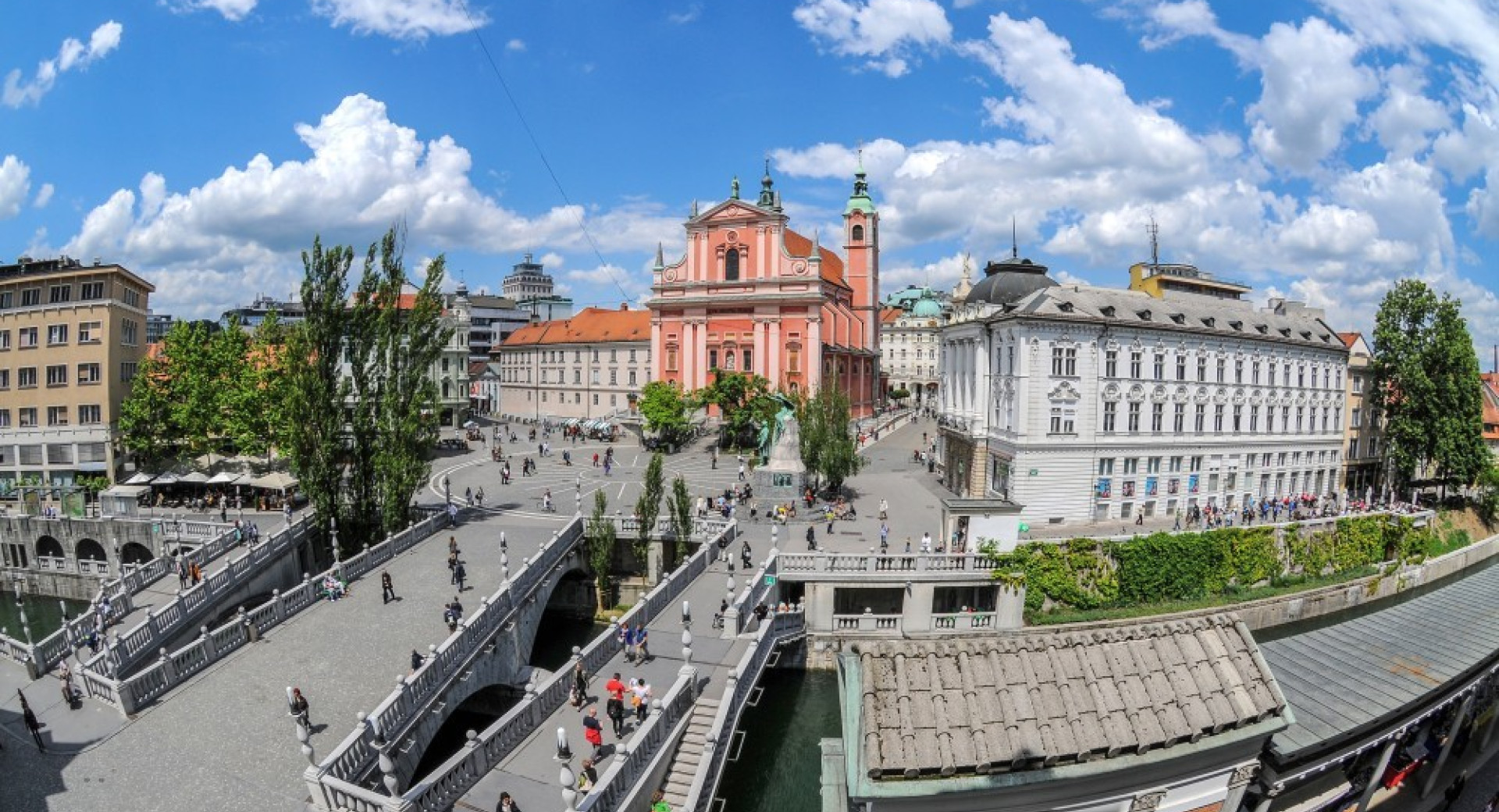 Tromostovje s Frančiškansko cerkvijo in Prešernovim spomenikom v ozadju.