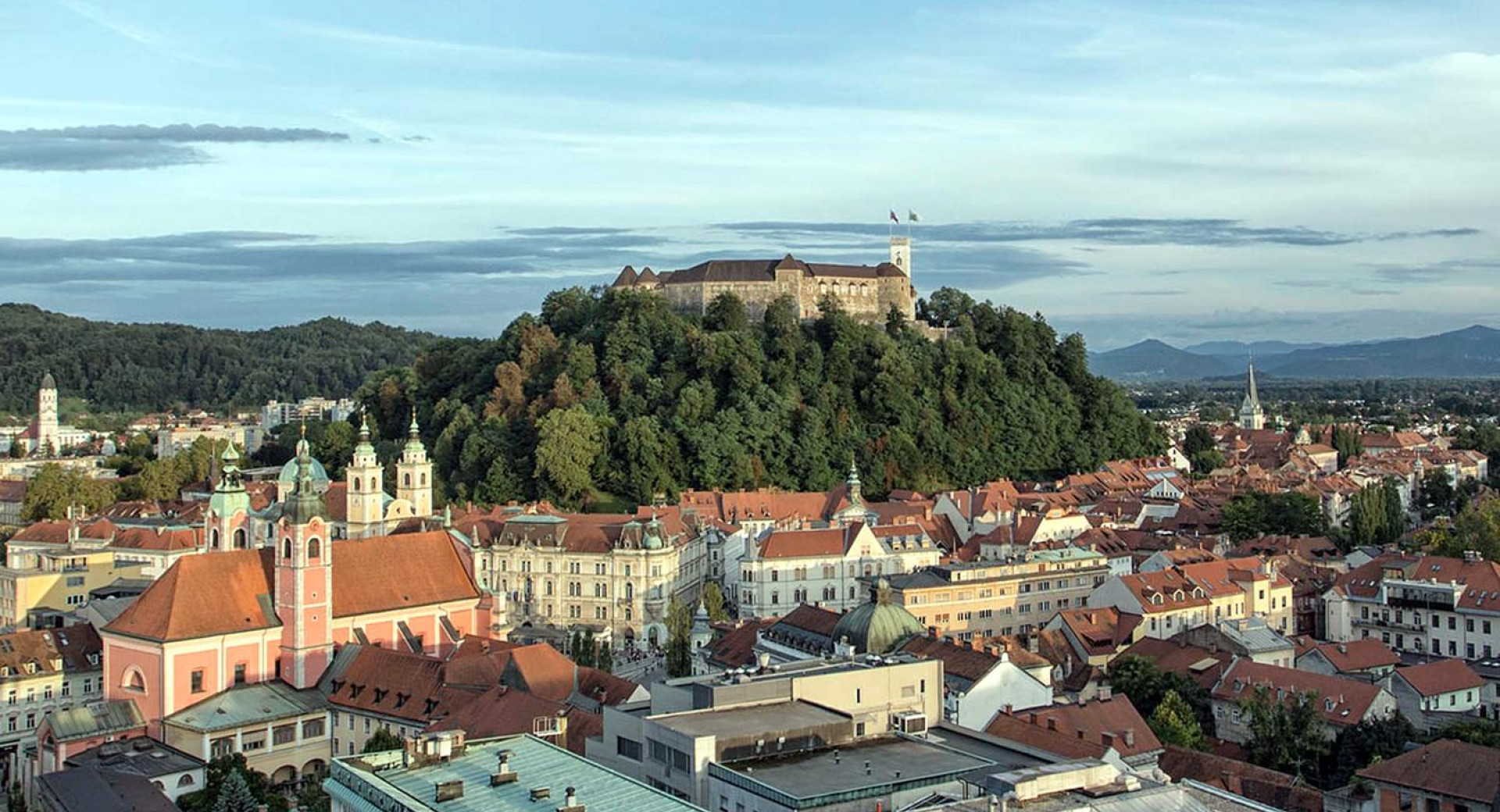 Razgled na Ljubljano in Ljubljanski grad iz nebotičnika.