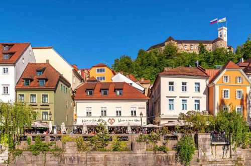 Cankarjevo nabrežje. V ozadju Ljubljanski grad.