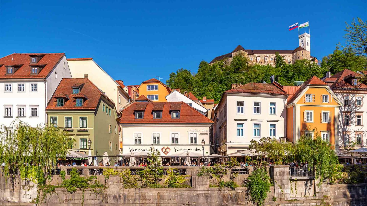 Cankarjevo nabrežje. V ozadju Ljubljanski grad.