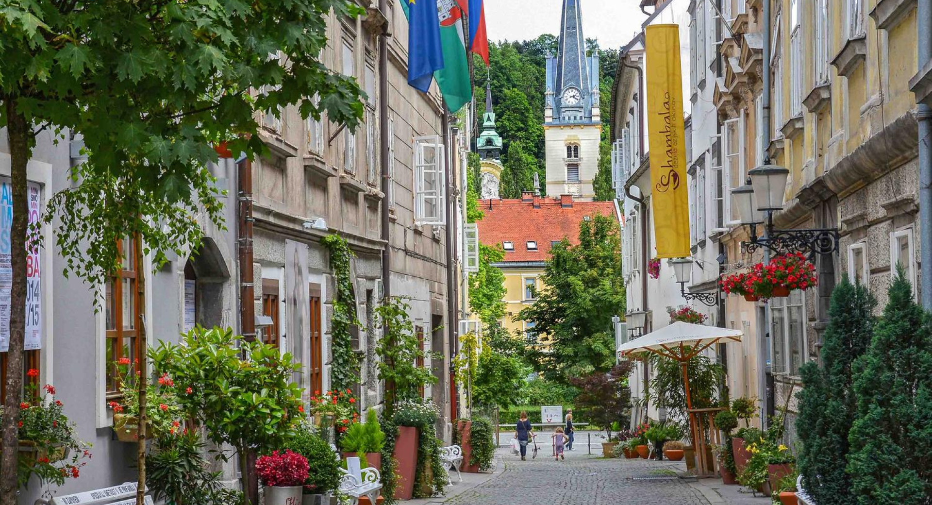 Ulica v Ljubljani. V ozadju cerkev.