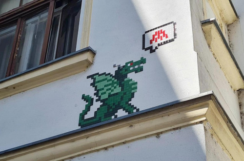 Zmaj narisan na stavbi.