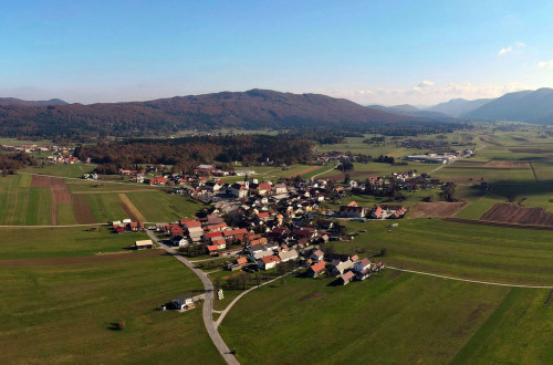 Naselje, polja, gozd in hribi