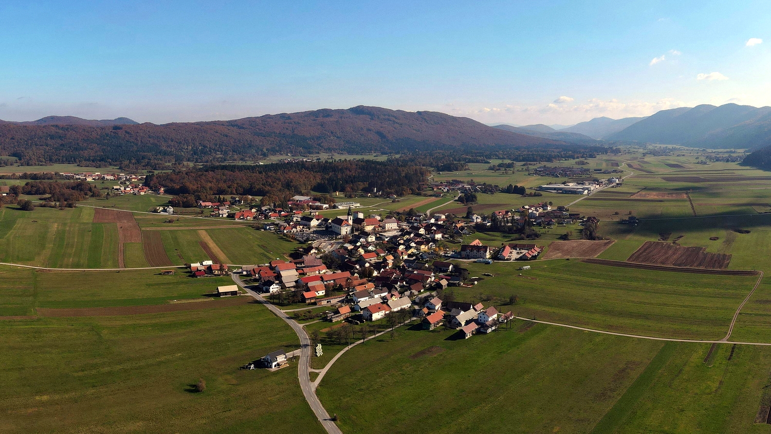 Naselje, polja, gozd in hribi