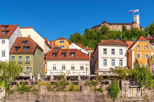 Stavbe na nabrežju Ljubljanice, nad njimi Ljubljanski grad