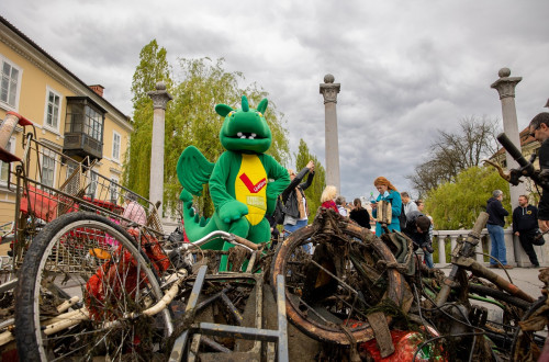 Odpadki iz Ljubljanice po njenem čiščenju leta 2022, ob njih ljubljanska maskota Zmajček