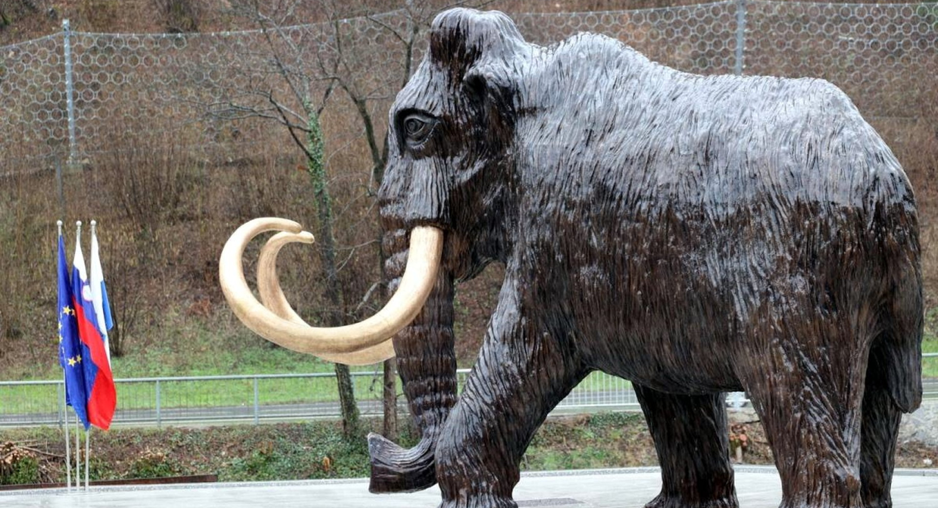 Skulptura mamuta v naravni velikosti v Kamniku
