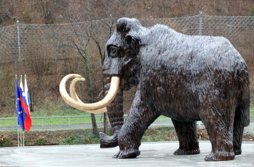Skulptura mamuta v naravni velikosti v Kamniku