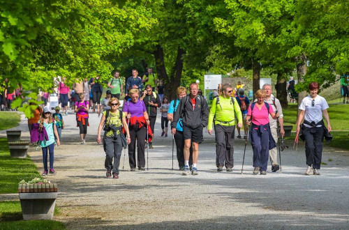 Pohodniki na Poti ob žici v Ljubljani