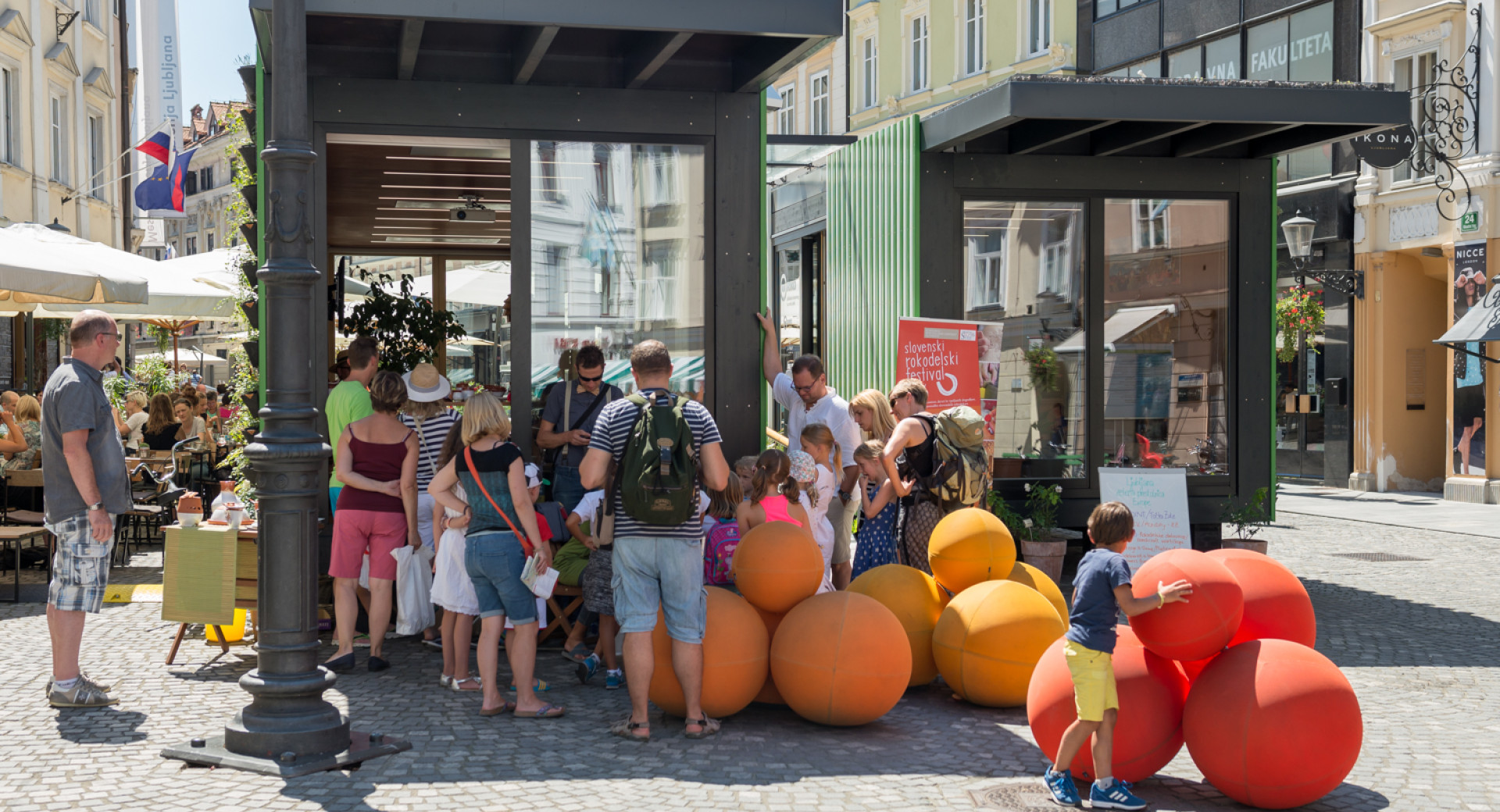 Obiskovalci na prireditvi slovenskega rokodelstva.