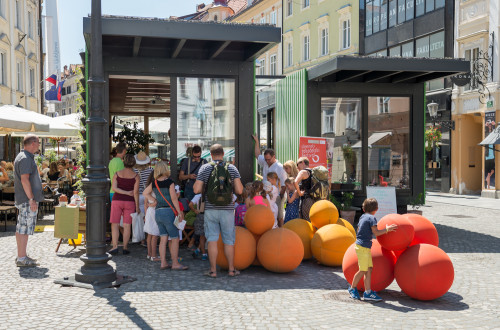 Obiskovalci na prireditvi slovenskega rokodelstva.