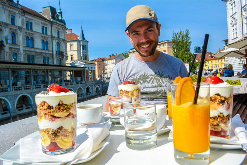 Bloger ob Ljubljanici na sladici in soku.