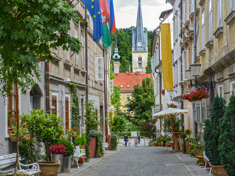 Ulica v Ljubljani. V ozadju cerkev.