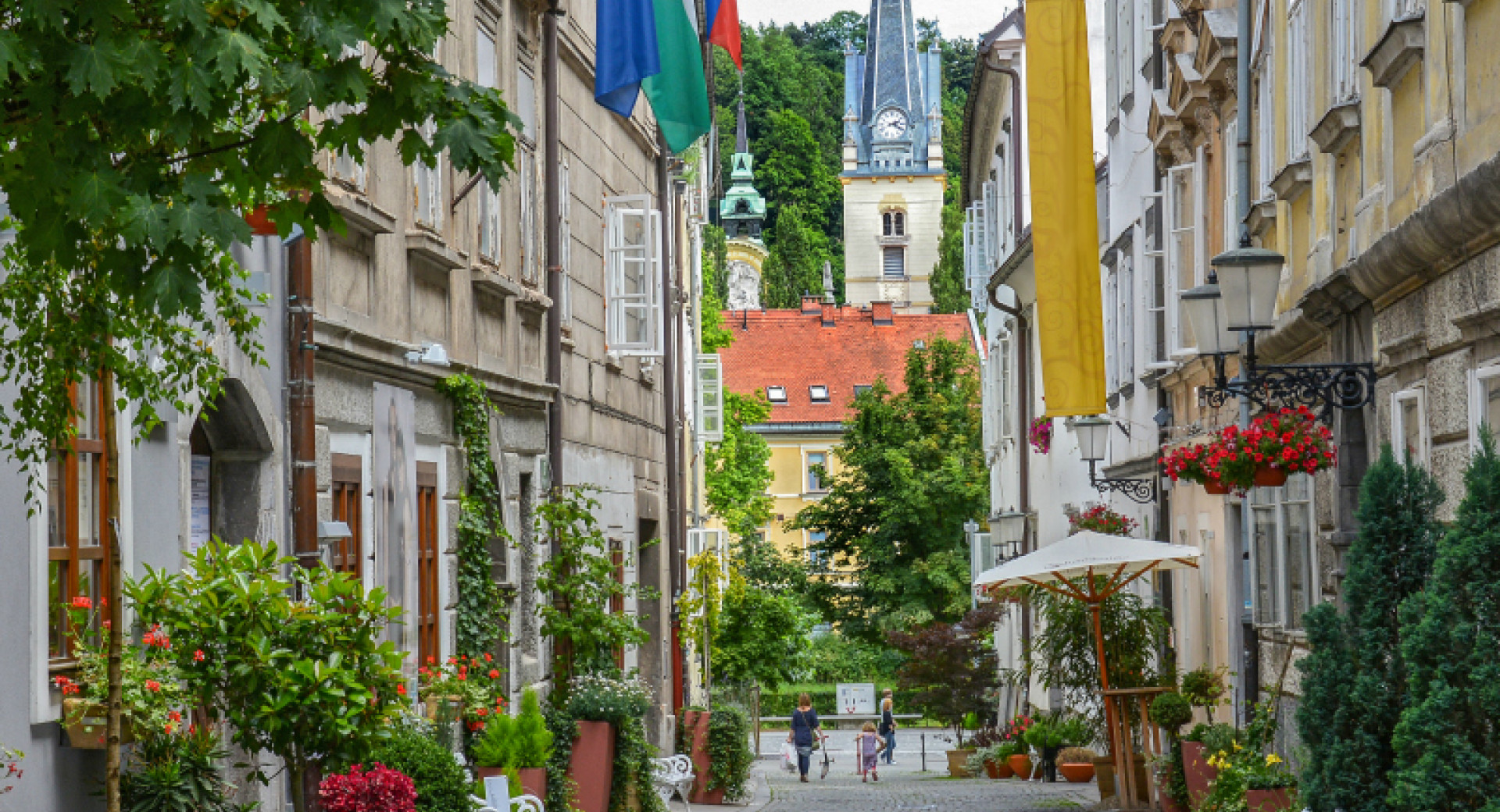 Ulica v Ljubljani. V ozadju cerkev.