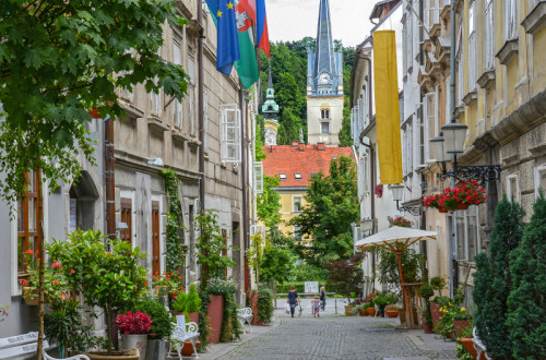 Ulica v Ljubljani. V ozadju cerkev.