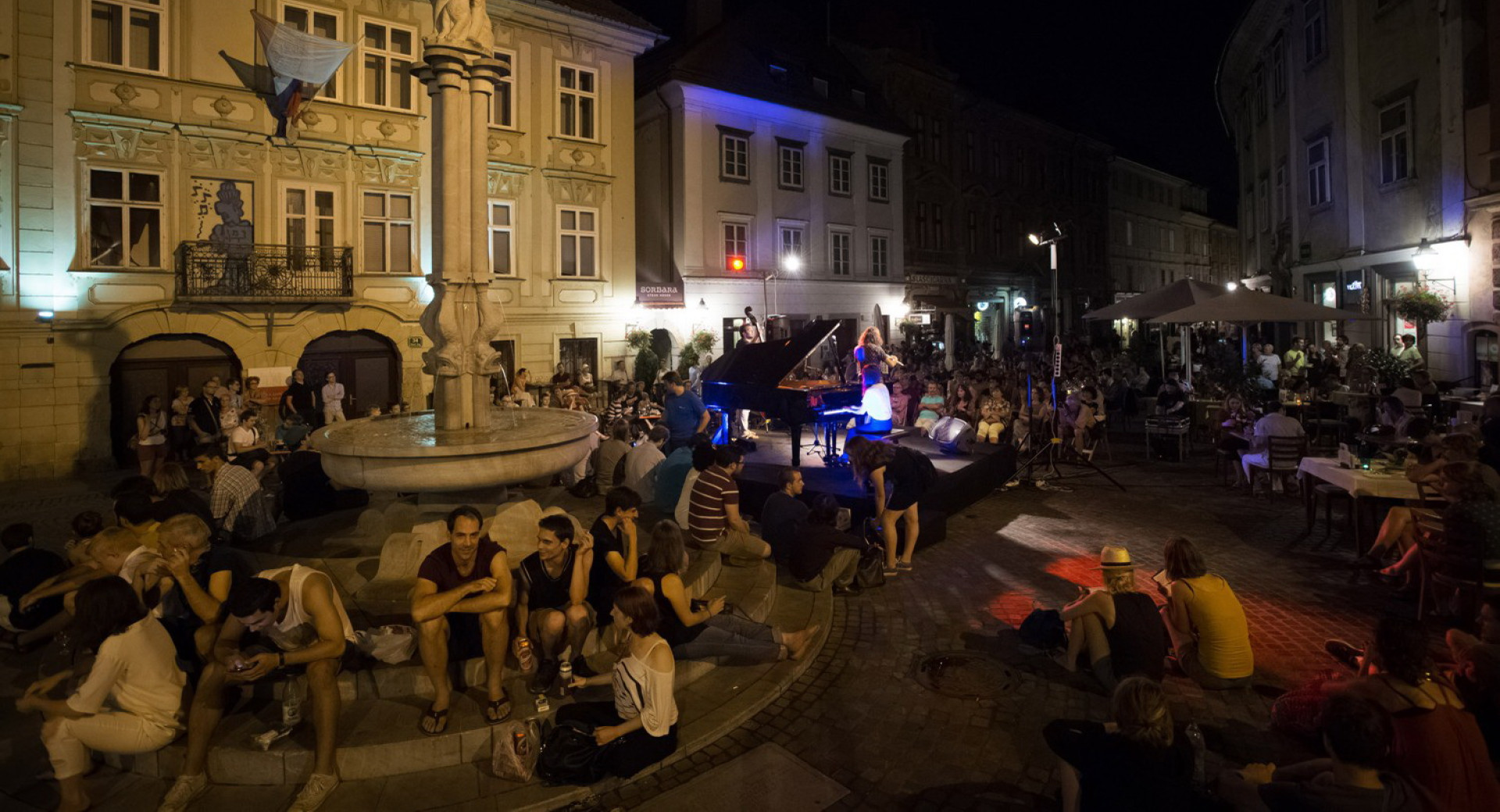 Koncert na starem mestnem trgu.