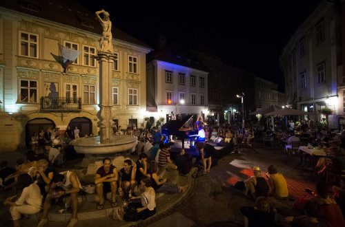 Koncert na starem mestnem trgu.