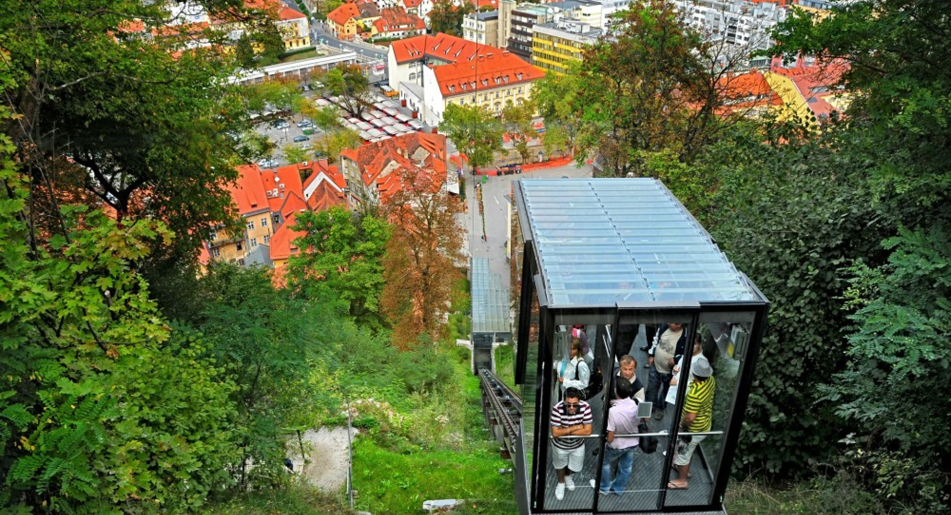 Gondola na grad med zelenjem.