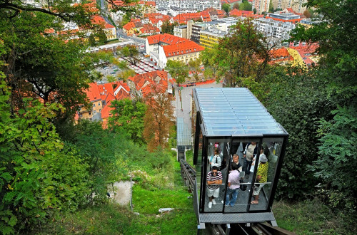 Gondola na grad med zelenjem.