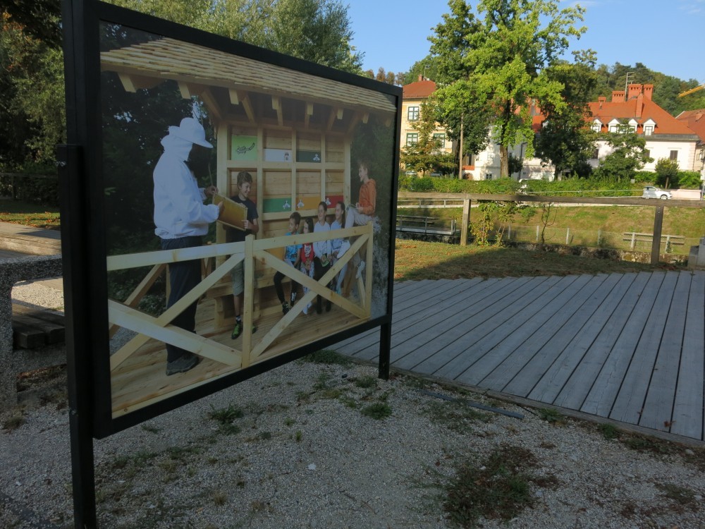 Fotografije Polhovega doživljajskega parka in ilustracije iz slikanice Polh rogovilež ob Ljubljanici