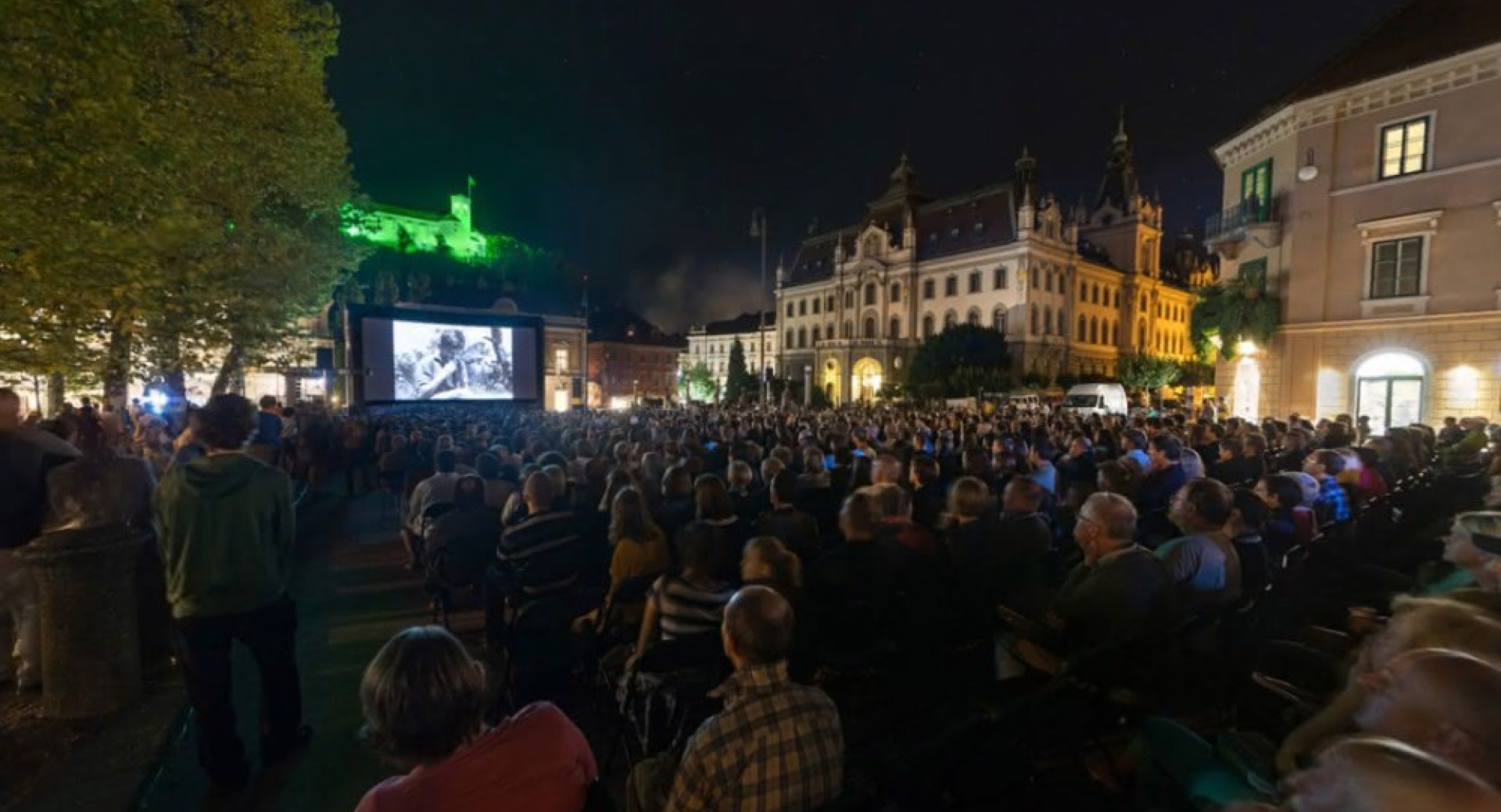 Film v kinu na prostem. V ozadju grad.