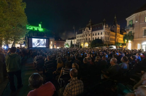 Film v kinu na prostem. V ozadju grad.