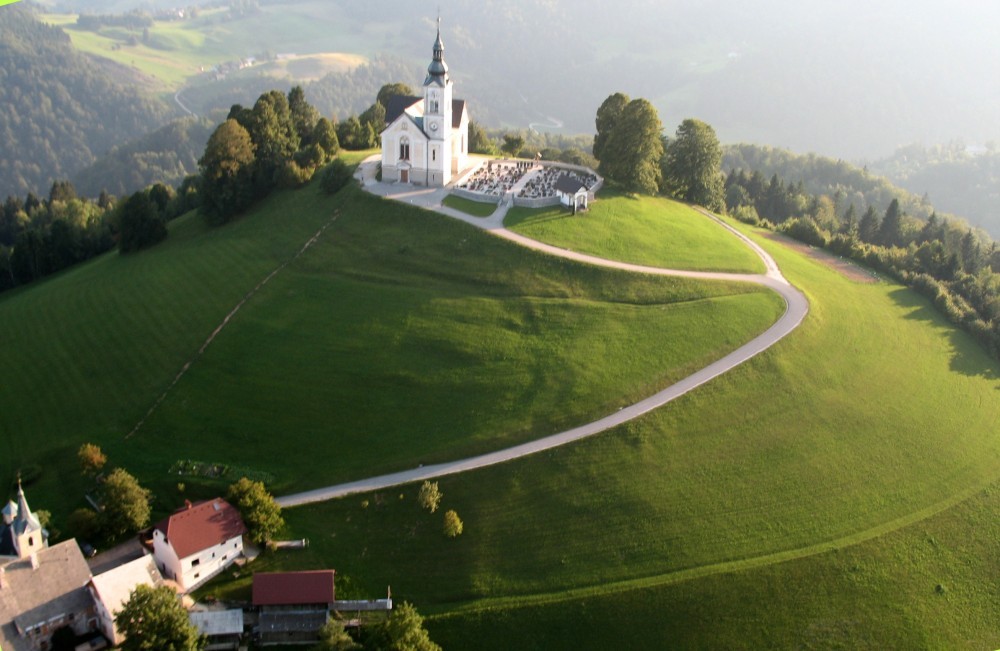 Bela cerkev na hribu.