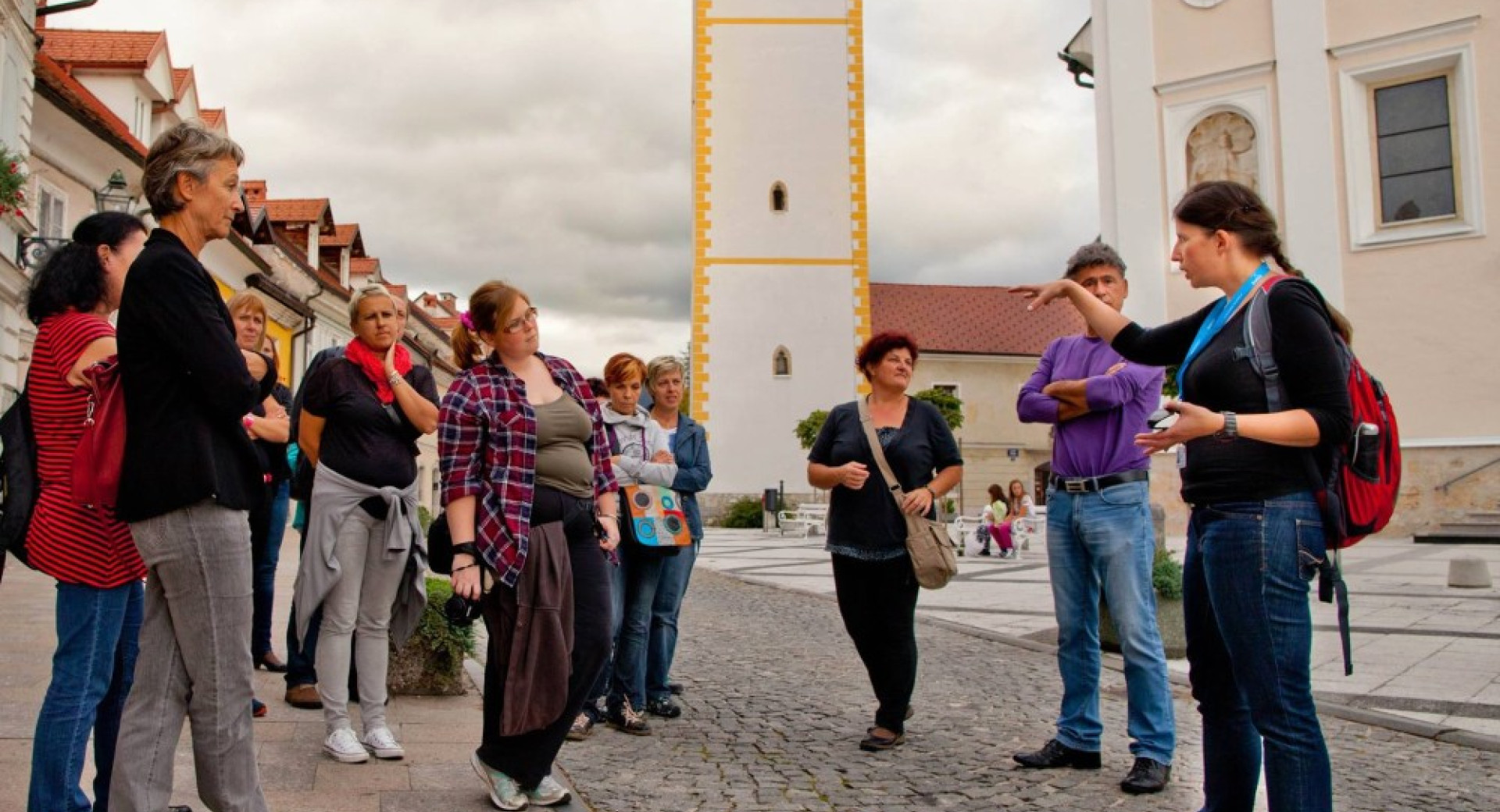 Turistični vodniki s turisti.