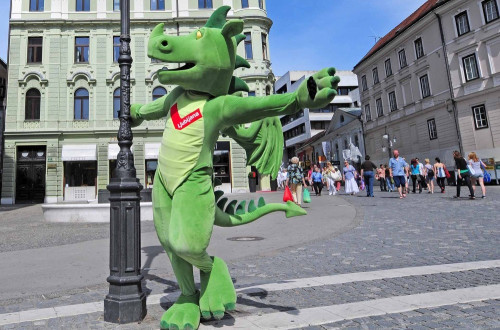 Maskota v ozadju Ljubljana