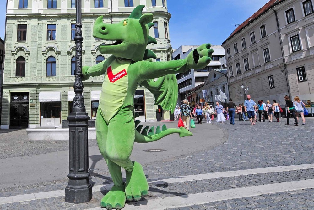 Maskota v ozadju Ljubljana