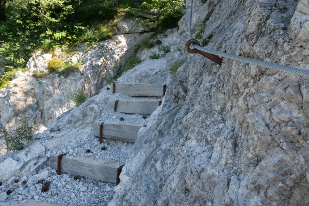 Del poti, ki povede na Kamniški vrh čez planino Osredek, je skalnat in izpostavljen, a dobro varovan