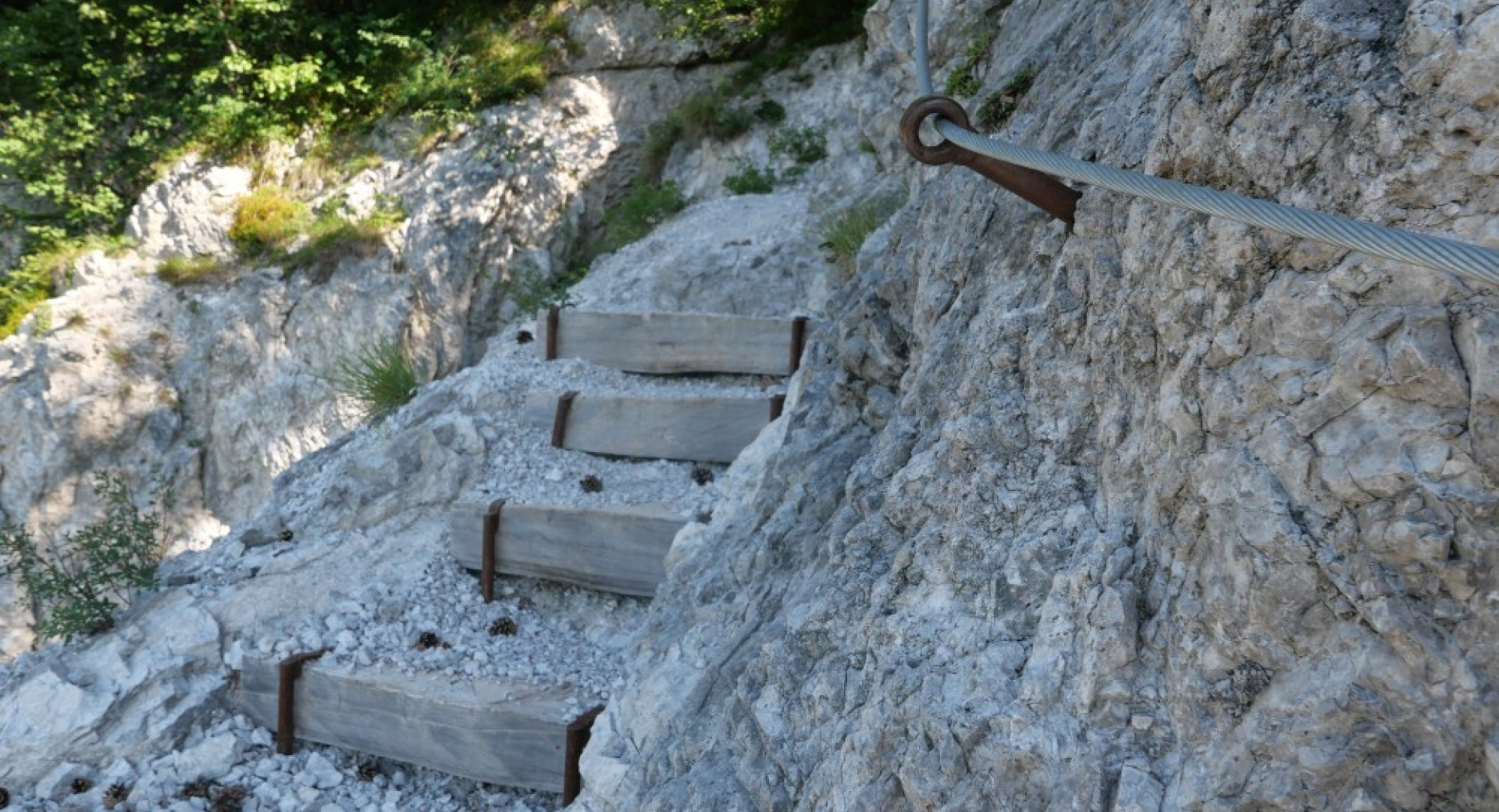 Stopnice vklesane v skalo.