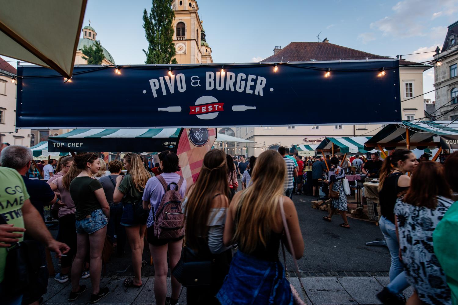 Skupina ljudi na tržnici