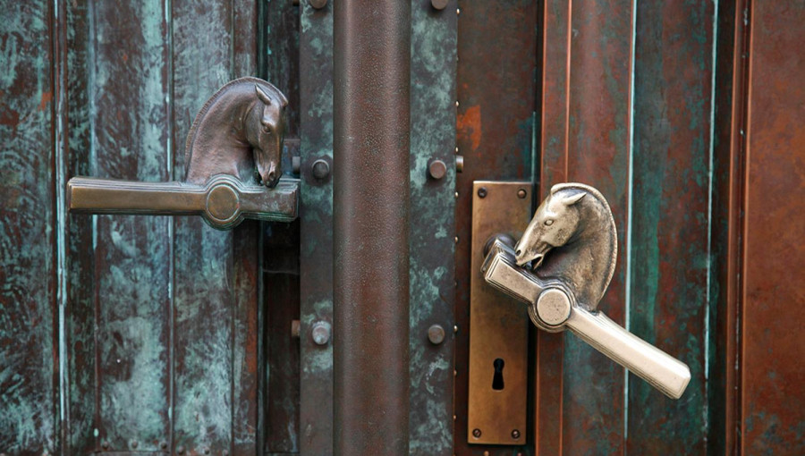 Vratna kljuka z okrasom konja