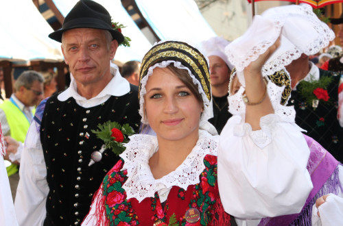Udeleženca prireditve Dnevi narodnih noš in oblačilne dediščine v Kamniku, oblečena v narodno nošo